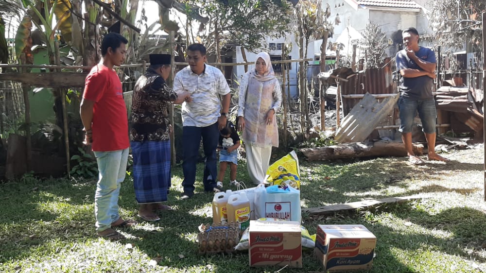 Brigpol Maidani Didampingi Istri Berikan Bantuan Kepada Korban Kebakaran Di Dusun Tepian Danto Jujuhan Ilir