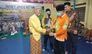 H.Safrudin Dwi Apriyanto.S.Pd Serahkan Tokoh Wayang Kulit Kepada Dalang