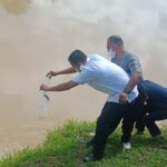 Wabub Bungo Saat lepaskan Bibit Ikan Kesungai