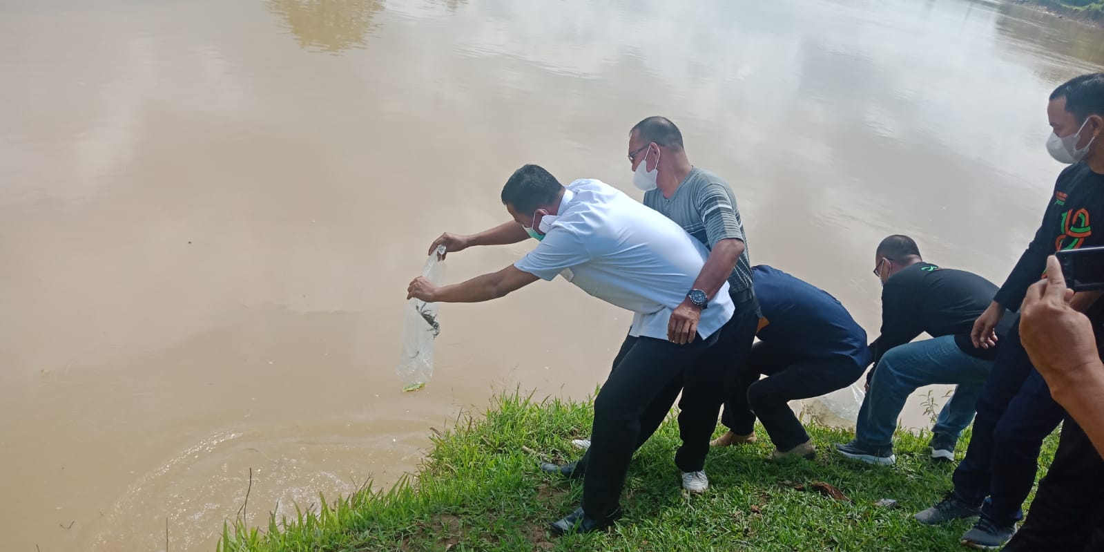 Wabub Bungo Saat lepaskan Bibit Ikan Kesungai