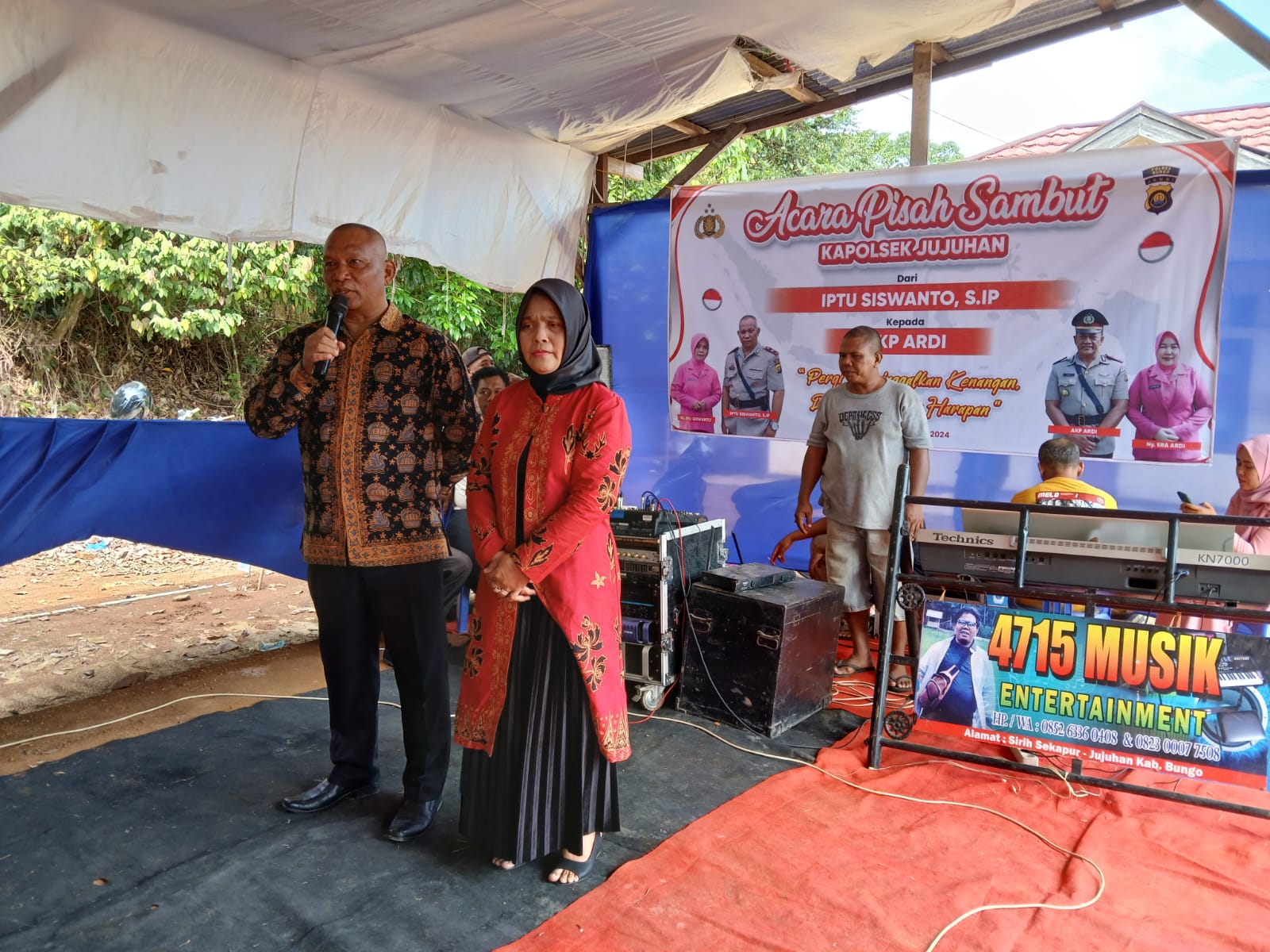 iptu Siswanto.S.Ip Dan Isteri Kapolsek Jujuhan yang lama saat memberi Sambutan